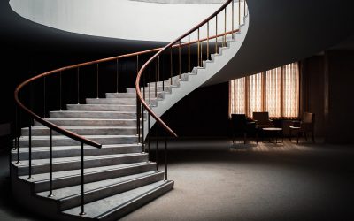Jak oświetlić schody w mieszkaniu dwupoziomowym? Kompletny przewodnik