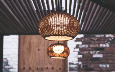 Lampy z naturalnych materiałów do salonu – wnętrze też może być eko!